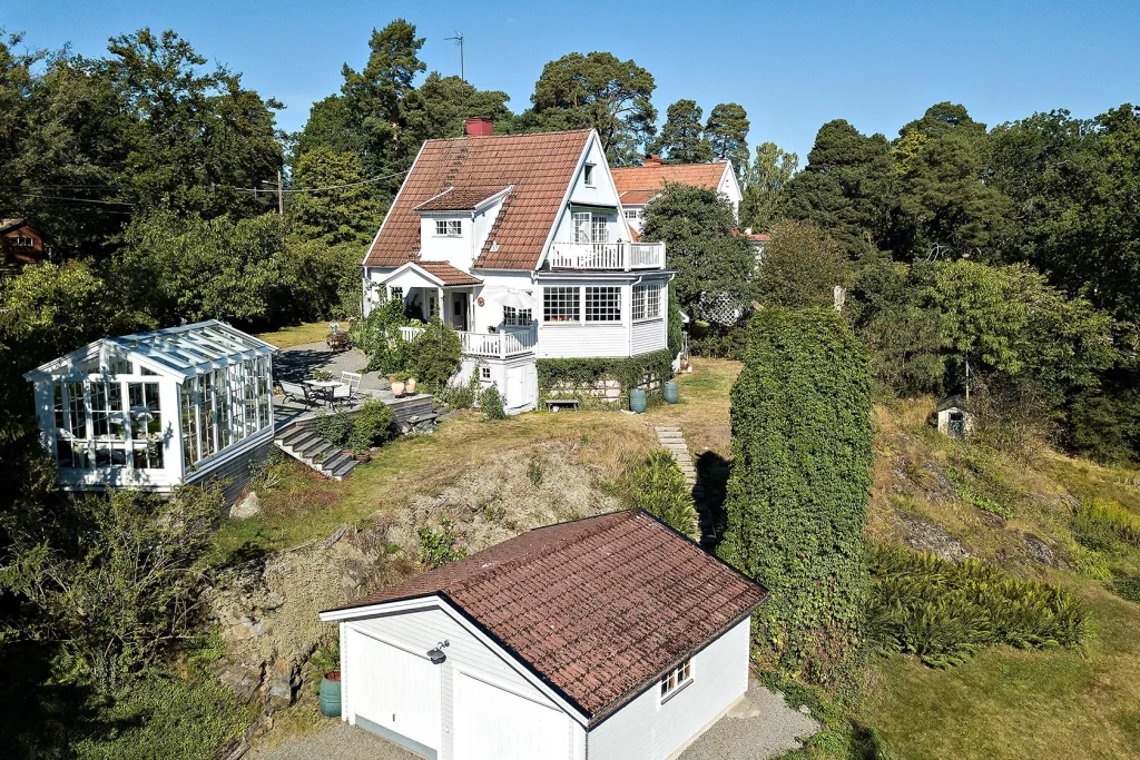 takomlaggning hus tegel saltsjo boo nacka stockholm